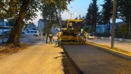 Gölcük Adnan Menderes’te asfalt tamam sıra aydınlatmada