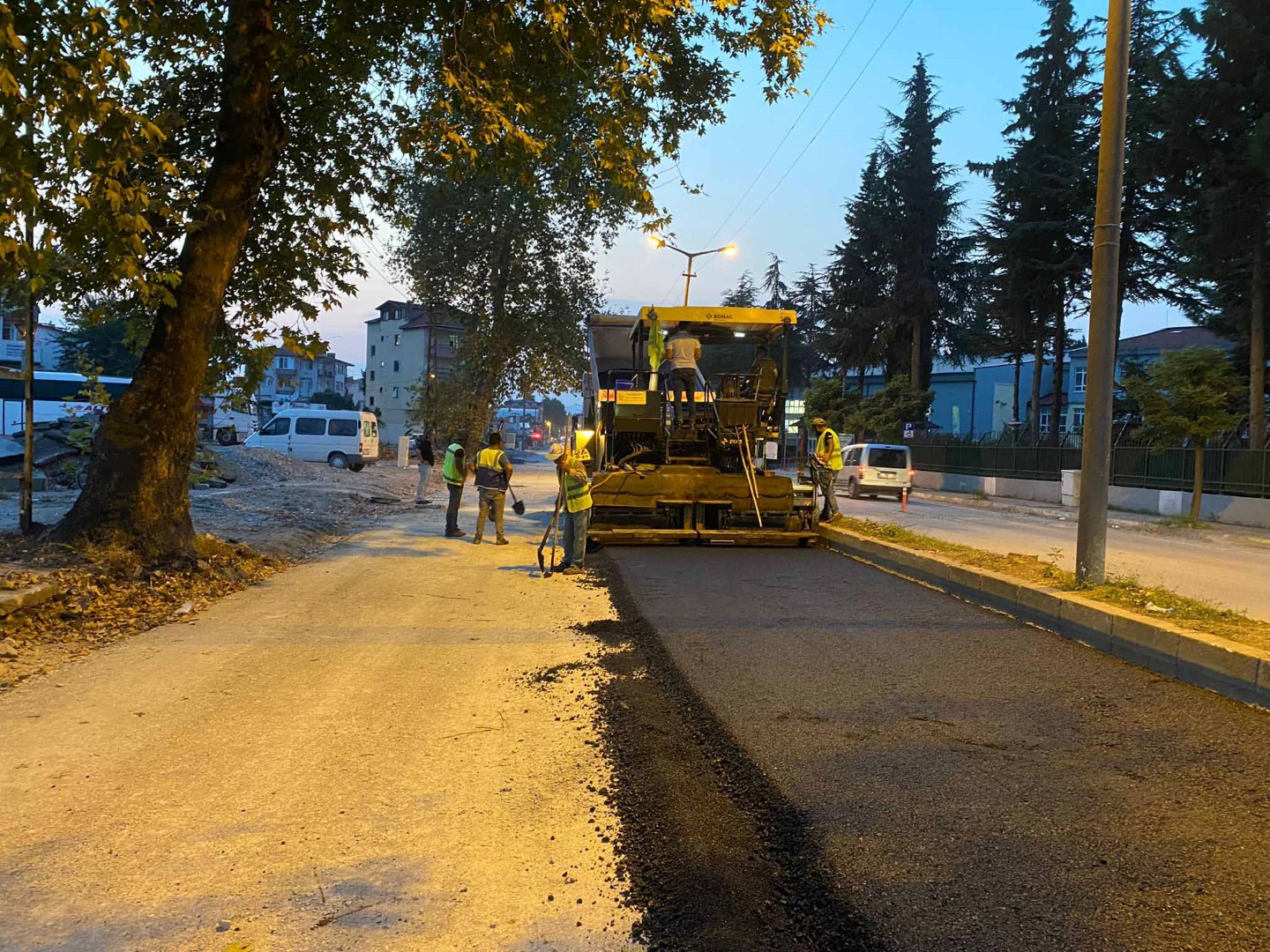 Gölcük Adnan Menderes’te asfalt tamam sıra aydınlatmada