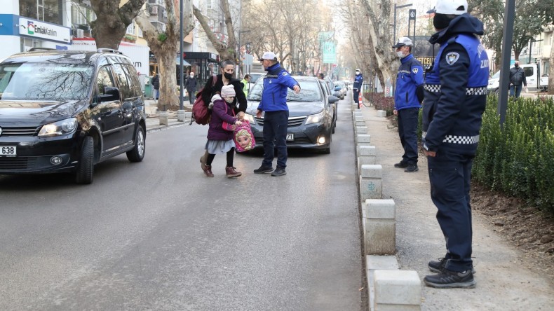 Okulların ilk gününde Büyükşehir Zabıtası görev başında olacak