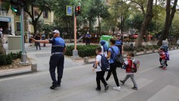 Zabıta okul önlerinde, çocuklar güvende