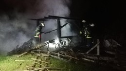 Elektrik sobasından çıkan yangında baraka alevlere teslim oldu