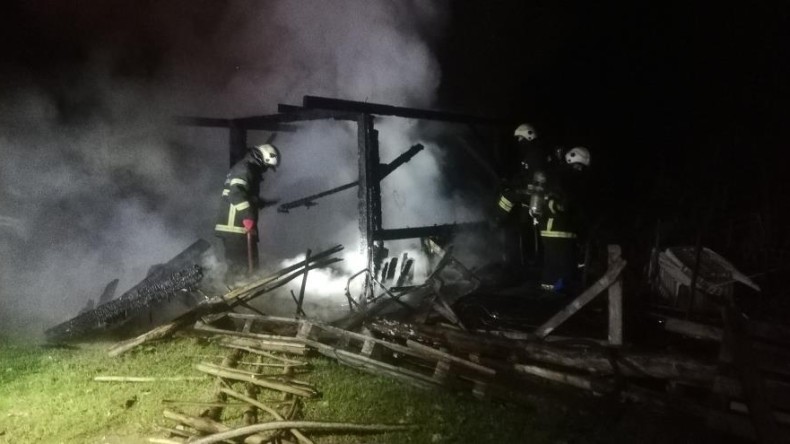 Elektrik sobasından çıkan yangında baraka alevlere teslim oldu