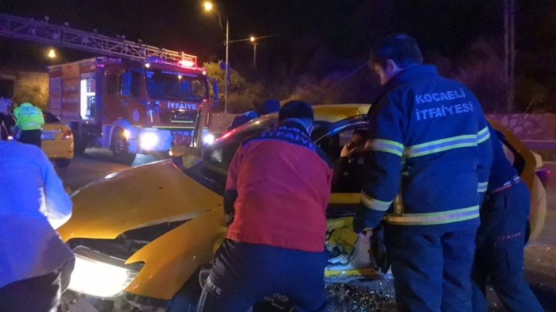 Ticari taksi ile otomobil çarpıştı; Yaralılar var