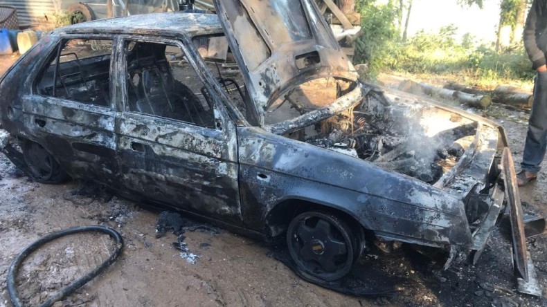 Alev alev yanan otomobilden geriye iskeleti kaldı