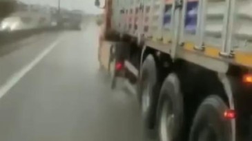 Kamyon şoförü trafikte terör estirdi!