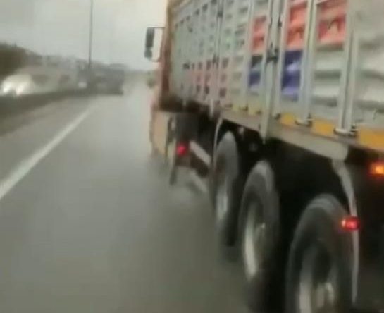 Kamyon şoförü trafikte terör estirdi!