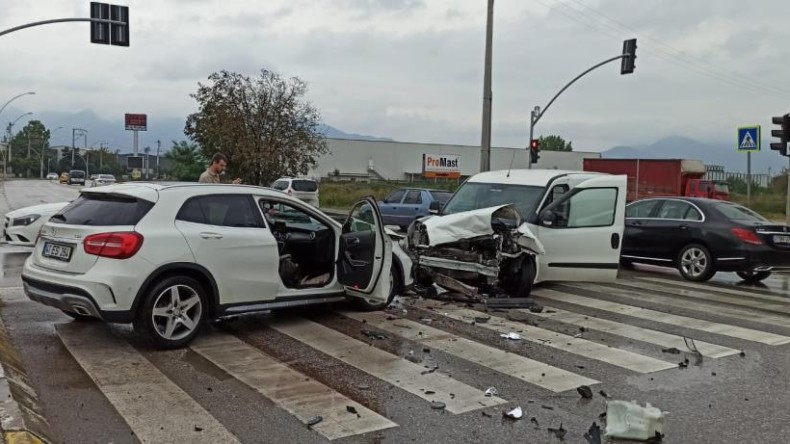 Otomobil ve hafif ticari araç kafa kafaya çarpıştı: 2 yaralı