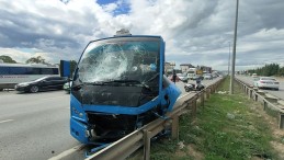 Minibüs panelvana çarptı; Yaralılar var!