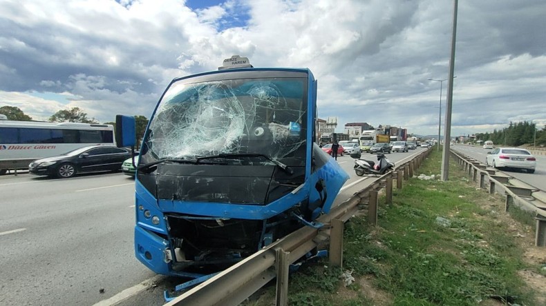 Minibüs panelvana çarptı; Yaralılar var!