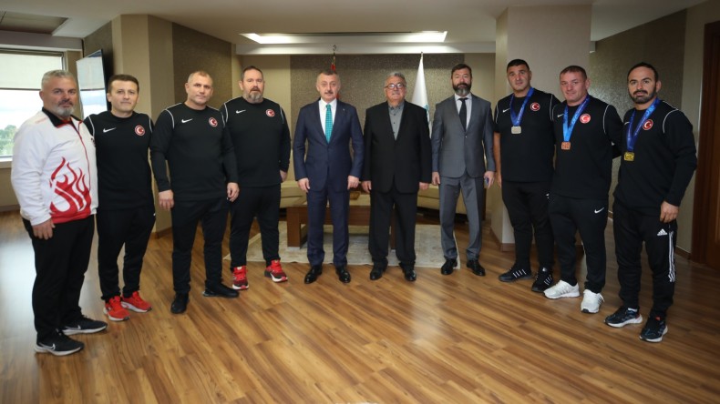 Başkan Büyükakın, veteran güreşçileri tebrik etti