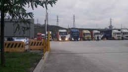 Tırın altında kaldı; yaralandı