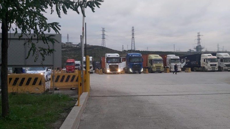 Tırın altında kaldı; yaralandı