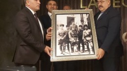 Kocaeli İl Emniyet Müdürü Veysal Tipioğlu’nu duygulandıran hediye