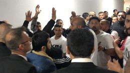 Tribünden atlayan seyircilerin yumrukları havada uçuştu