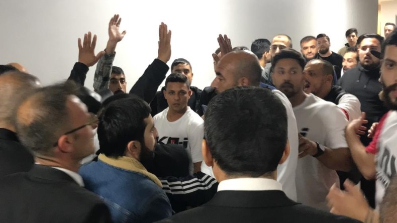 Tribünden atlayan seyircilerin yumrukları havada uçuştu