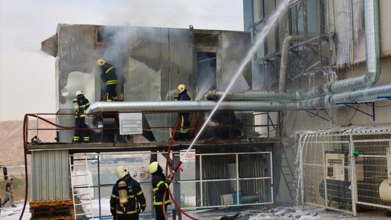 Mobilya imalathanesinde korkutan yangın