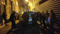 Park halindeki araca çarptı; otomobil yan yattı