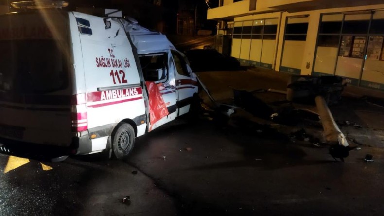 Takla atan ambulans hurdaya döndü; Yaralılar var!