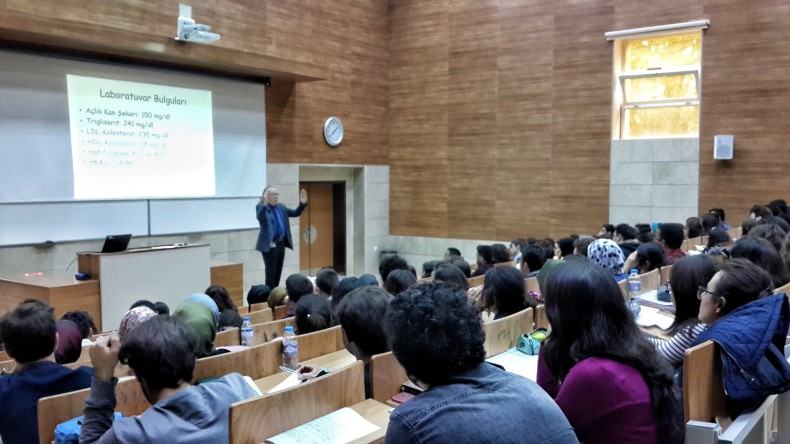 Üniversiteye yeni başlayanlar öğrencilere destek