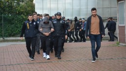 Prefabrik ev dolandırıcıları adliyeye sevk edildi