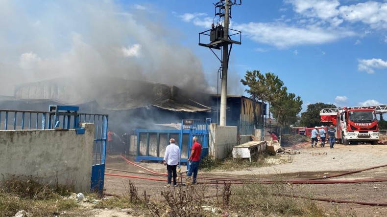 Fabrikaları kül oldu ama çalışmaya devam ettiler!