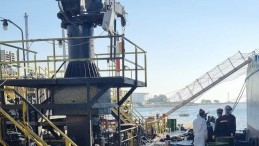 Tüpraş limanında denize asfalt zifti dökülmüştü, deniz temizlendi