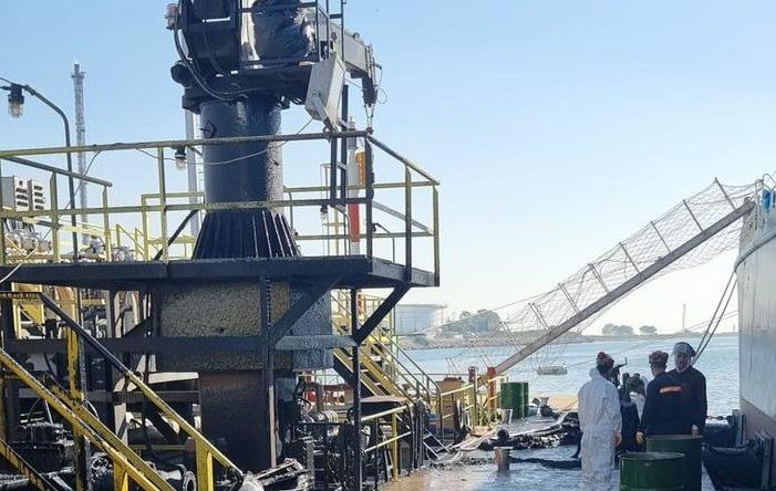 Tüpraş limanında denize asfalt zifti dökülmüştü, deniz temizlendi