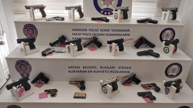İş yerlerine baskın; 57 silah ele geçirildi