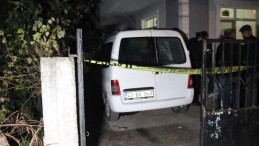 Evin bahçesinde bulunan aracı kundaklayıp ateşe verdiler!