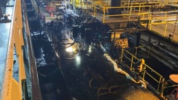 Asfalt yüklemesi sırasında hortum koptu; Asfalt denize aktı!