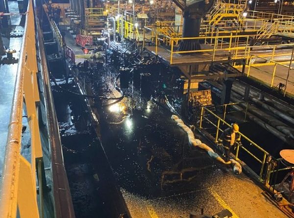 Asfalt yüklemesi sırasında hortum koptu; Asfalt denize aktı!