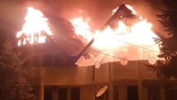 Kandıra’da 2 villa alevlere teslim oldu