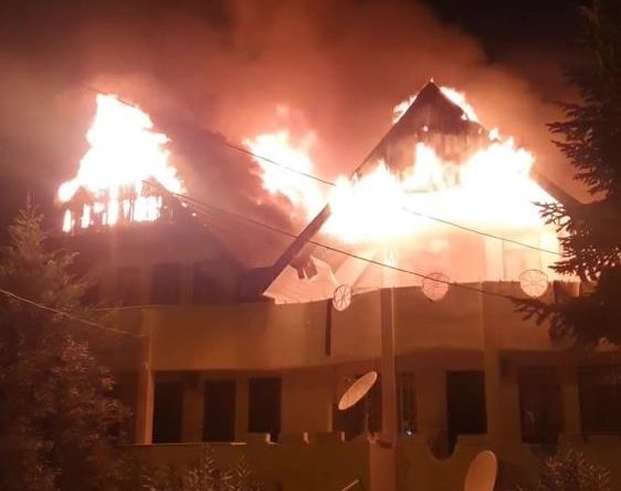 Kandıra’da 2 villa alevlere teslim oldu