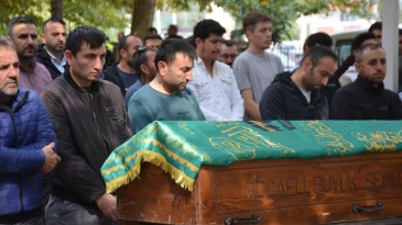 Aracın altında kalan minik Umut, dualarla son yolculuğuna uğurlandı