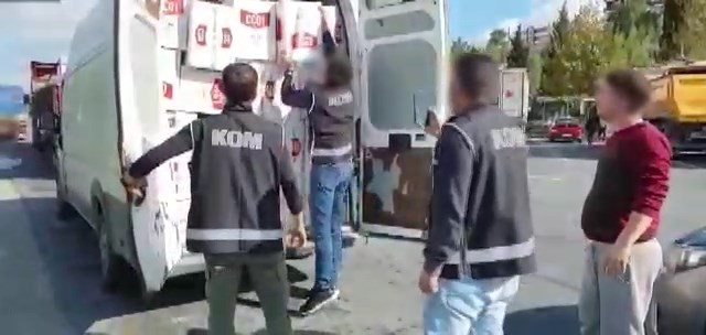 Görevden ihraç edilen astsubay binlerce kaçak makaronla yakalandı