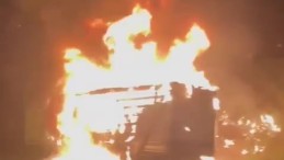 Alev alan TIR küle döndü