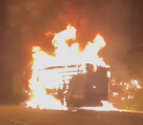 Alev alan TIR küle döndü