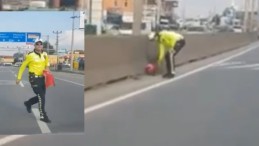 Yere düşen Türk Bayrağını almak için trafiği durdurdu
