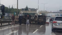 Kamyon bariyerlere çarptı, devrildi