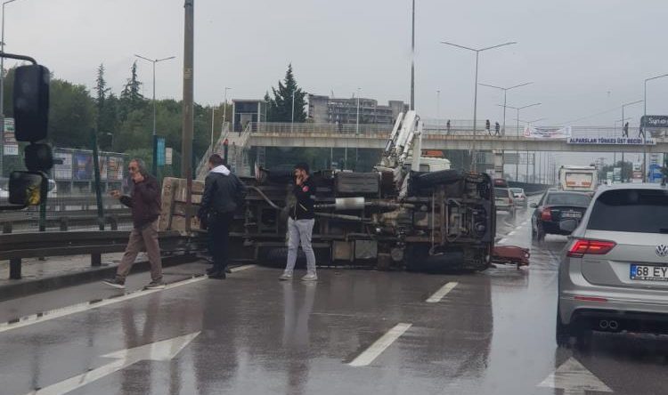 Kamyon bariyerlere çarptı, devrildi