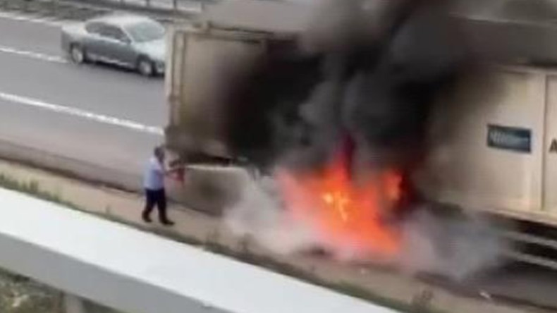 TEM’de kaza; TIR’ın dorsesi alevlere teslim oldu