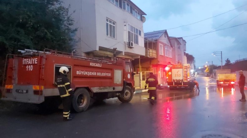 Kömürlükte yangın; Ev siyaha büründü