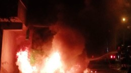 Park halindeki halk otobüsü alev aldı