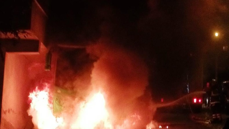 Park halindeki halk otobüsü alev aldı