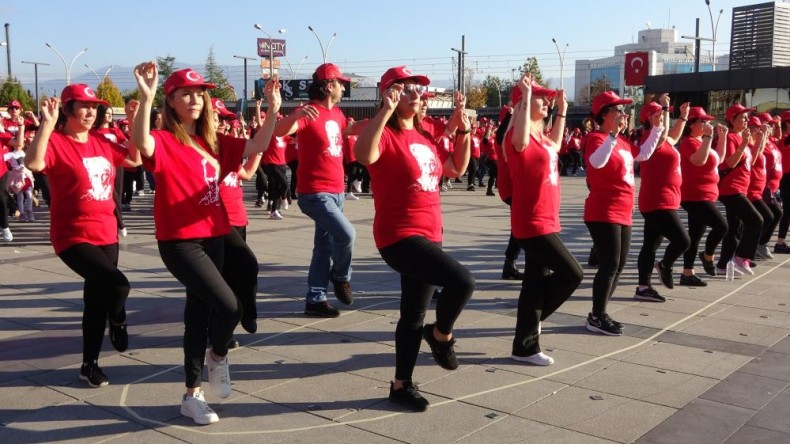 Bin 380 kişi aynı anda zeybek oynadı, vatandaşlar mest oldu