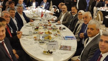 Lütfü Türkkan ile aynı karede olmayı reddetti, fotoğraf çektirmedi ( Kocaeli Gazetesi )