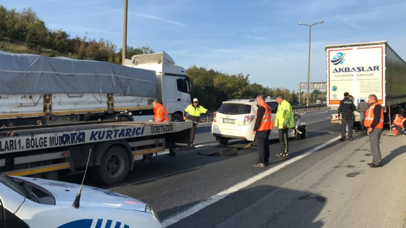 Otomobil TIR’a çarptı; 6 yaralı