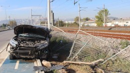 Lüks araç, tren raylarına girmekten son anda kurtuldu