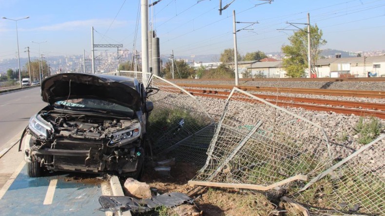 Lüks araç, tren raylarına girmekten son anda kurtuldu