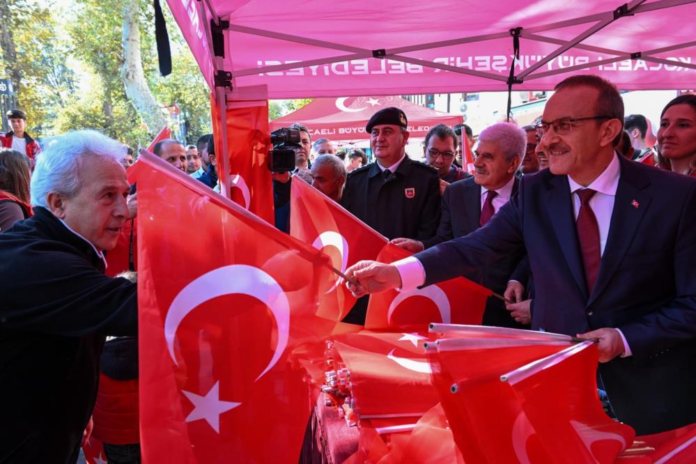 Vali Yavuz sokak sokak gezerek, onlarca Türk bayrağı dağıttı